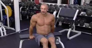 Kako lahko moški načrpa tricepse z vadbo doma?