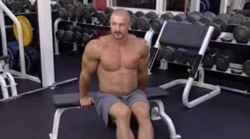 Kako muškarac može napumpati tricepse uz kućne treninge?